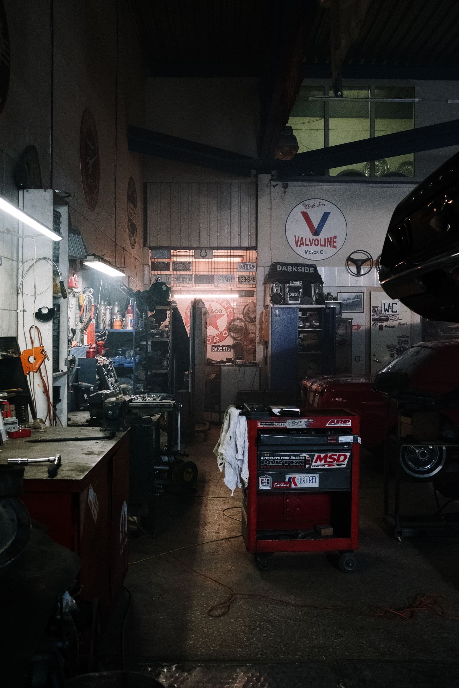 Taller de autos con vehículos en servicio